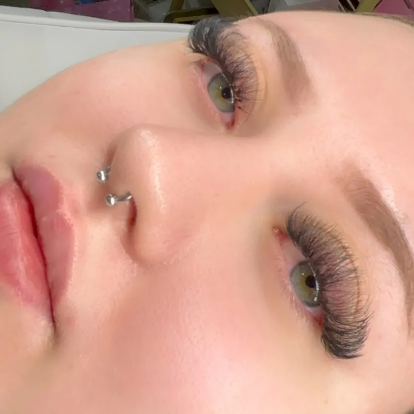 Doll-eye Russian lashes